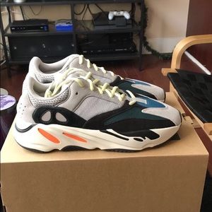 Yeezy wave runner 700 sz 10 100% authentic New